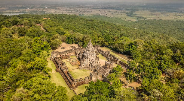 vista aérea do parque histórico phanom rung em buriram, tailândia - thailand buriram temple hinduism - fotografias e filmes do acervo