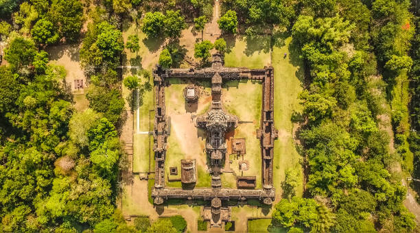 phanom rung исторический парк вид с воздуха в бурирам, таиланд - thailand buriram temple hinduism стоковые фото и изображения