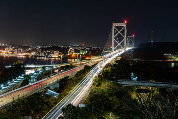 夜の市内の交通 - traffic sea passage overpass car ストックフォトと画像