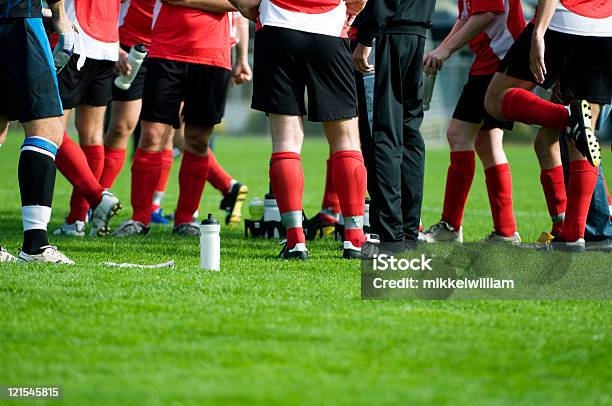 축구 플레이어 디어필드에서 함께 하프타임 시 동안 Football Match Halftime Show에 대한 스톡 사진 및 기타 이미지 - Halftime Show, 축구, 레크리에이션 스포츠 리그