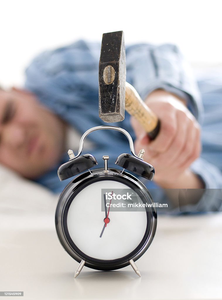 Müder Mann schließt Wecker, mit einem hammer - Lizenzfrei 7 Uhr Stock-Foto