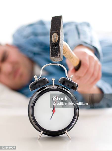 Cansado Homem Êxitos Despertador Com Um Grande Martelo - Fotografias de stock e mais imagens de 7 horas