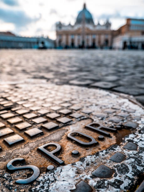 le détail d’une plaque d’égout romaine avec inscription spqr sur la place de la basilique saint-pierre à rome - st peters basilica photos et images de collection