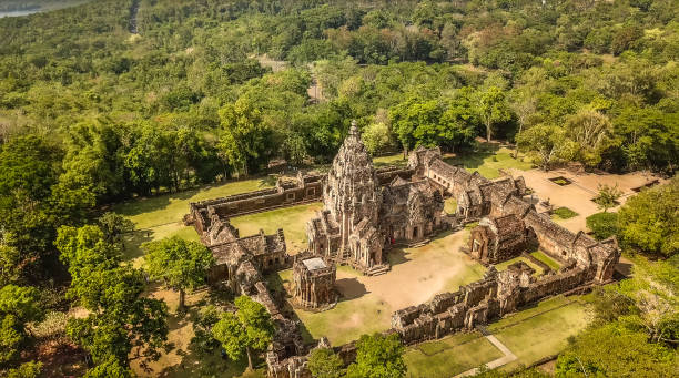 vista aérea do parque histórico phanom rung em buriram, tailândia - thailand buriram temple hinduism - fotografias e filmes do acervo