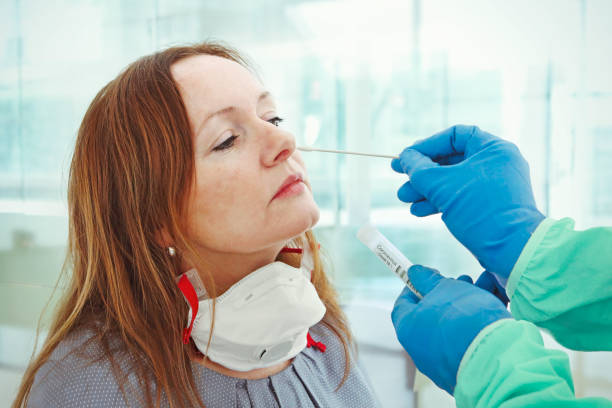 medic taking sample for coronavirus testing - microbiology analyzing laboratory scrutiny imagens e fotografias de stock