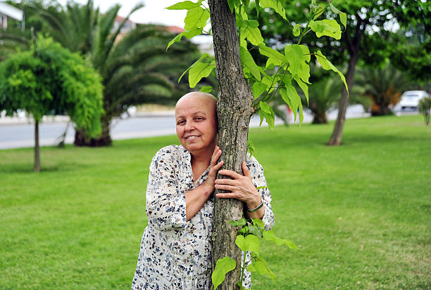 Mujer feliz que viven con cáncer - foto de stock