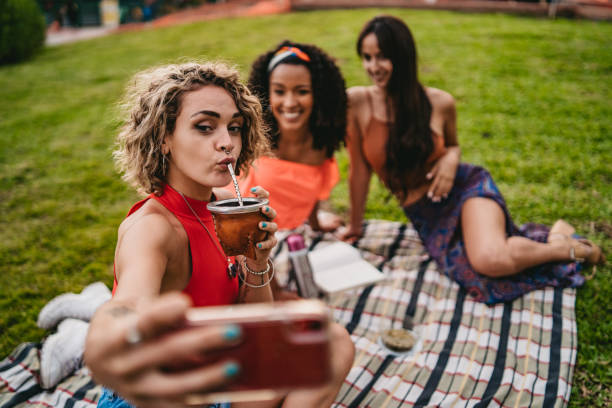 três jovens fazendo selfie em piquenique - buenos aires argentina palermo buenos aires south america - fotografias e filmes do acervo