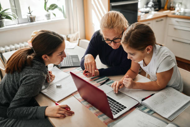 homeschooling - matka pomaga jej córki, aby zakończyć pracę domową w szkole podczas kwarantanny coronavirus - homework child mother parent zdjęcia i obrazy z banku zdjęć