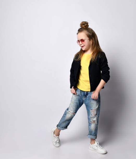 стильный модный ребенок в синих джинсах, желтой футболке, черной куртке и солнцезащитных очках авиатора - 4814 стоковые фото и изображения
