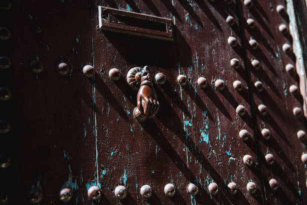 batedor de porta tradicional em marrakech - gate handle door traditional culture - fotografias e filmes do acervo