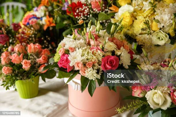 Disposición De Ramos De Flores Frescas Entrega De Flores Foto de stock y más banco de imágenes de Agua - iStock Disposición De Ramos De Flores Frescas Entrega De Flores Foto de stock y más banco de imágenes de Agua - iStock