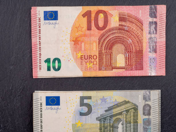verschiedene euro-banknoten als hintergrund - zehneuroschein stock-fotos und bilder