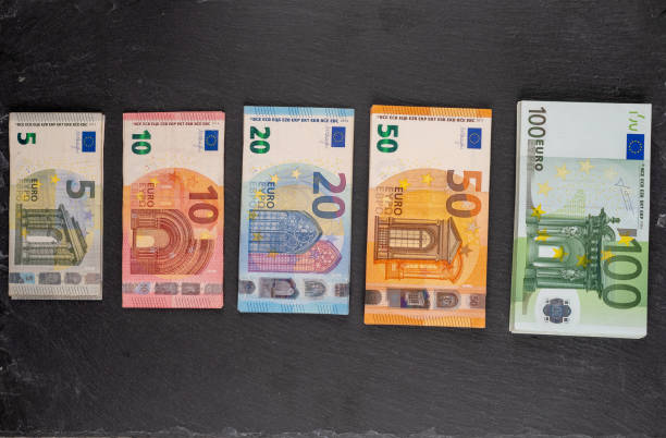 notas de euro diferentes como fundo - nota de vinte euros - fotografias e filmes do acervo