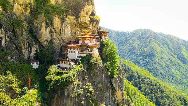 l'attrazione più famosa del regno del bhutan è il monastero di taktshang in una scogliera di montagna. conosci anche come "tigers nest" - taktsang monastery immagine foto e immagini stock