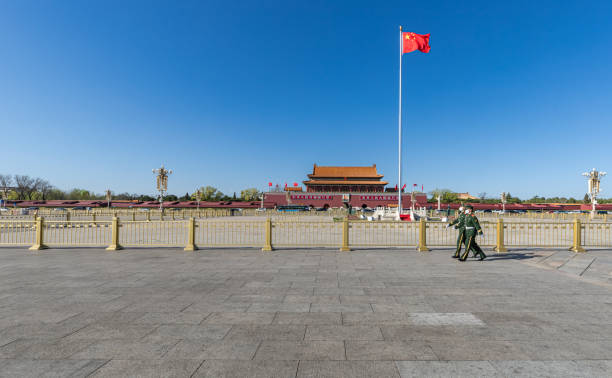 tiananmen w pekinie, chiny. covid 19 wirus szaleje, a uzbrojeni żołnierze policji patrolujących plac tiananmen sobie maski n95. - flag china chinese flag majestic zdjęcia i obrazy z banku zdjęć