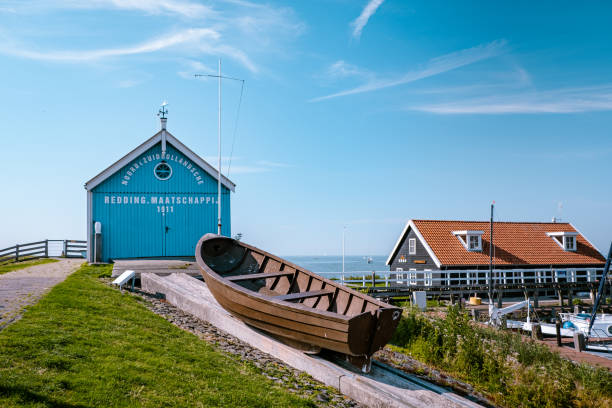 hindeloopen friesland holanda agosto 2019, antiga cidade histórica em frísia durante o verão - friesland - fotografias e filmes do acervo