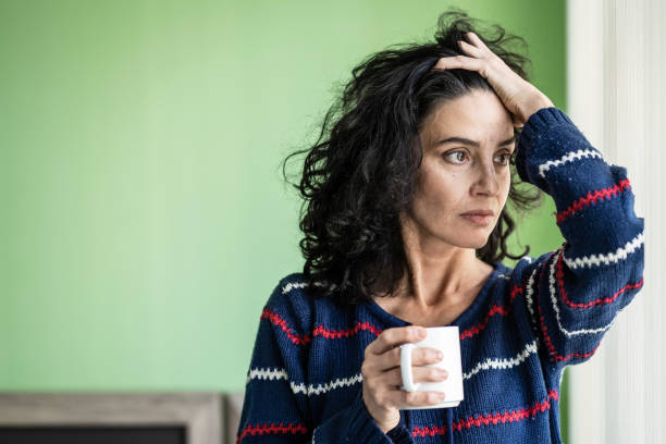 mittlere erwachsene frau in isolation zu hause während covid-19 - unemployment fear depression women stock-fotos und bilder