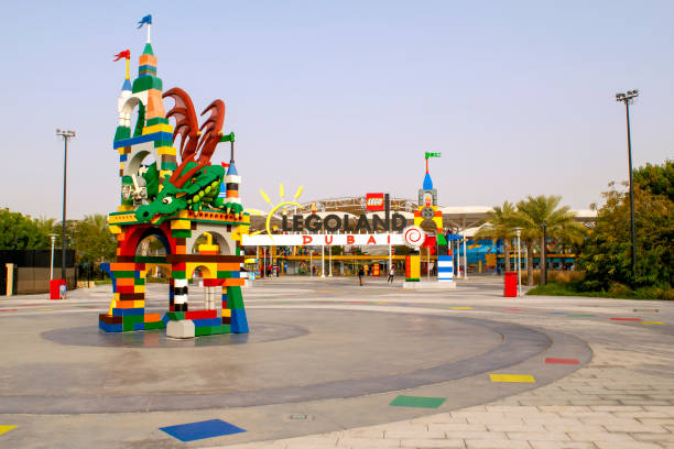 entrada de legoland en dubai parks and resorts. - legoland fotografías e imágenes de stock