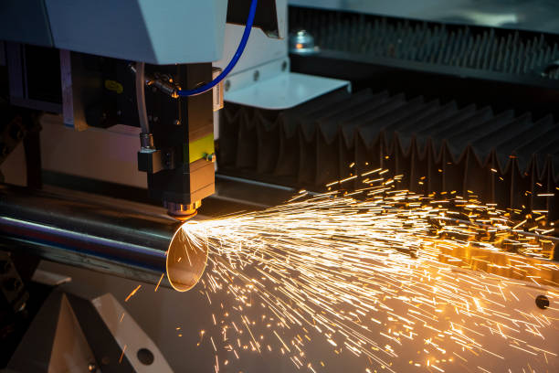 a máquina de corte a laser de fibra cortando o controle do tubo de aço inoxidável pelo programa cnc. - equipment accuracy laser flame - fotografias e filmes do acervo