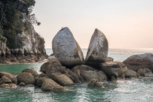 split apple rock con il tramonto, la famosa scena nel parco nazionale di abel tasman - il monumento di nelson foto e immagini stock