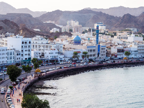 niesamowity widok na maskat corniche w omanie - oman greater masqat road aerial view zdjęcia i obrazy z banku zdjęć