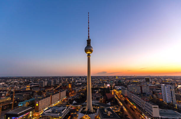 skyline berlin bei sonnenuntergang - berlin alexanderplatz stock-fotos und bilder