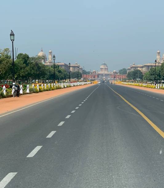 widok na pustą drogę w new delhi, indie - vanishing point diminishing perspective street vertical zdjęcia i obrazy z banku zdjęć