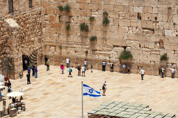 gente en el muro de las lamentaciones en jerusalén, israel. - the western wall wall east city fotografías e imágenes de stock