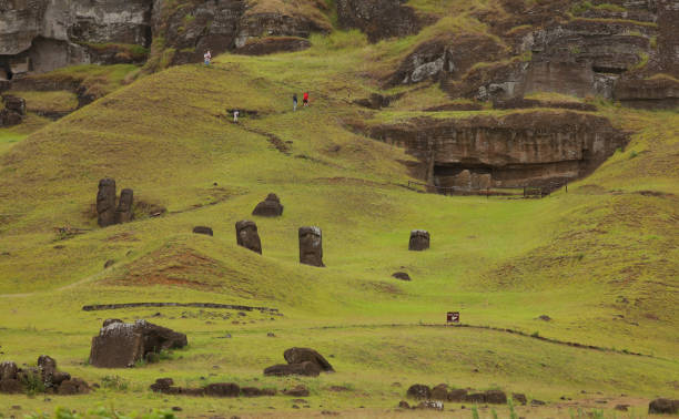 wulkan rano raraku - moai statue statue ancient past zdjęcia i obrazy z banku zdjęć