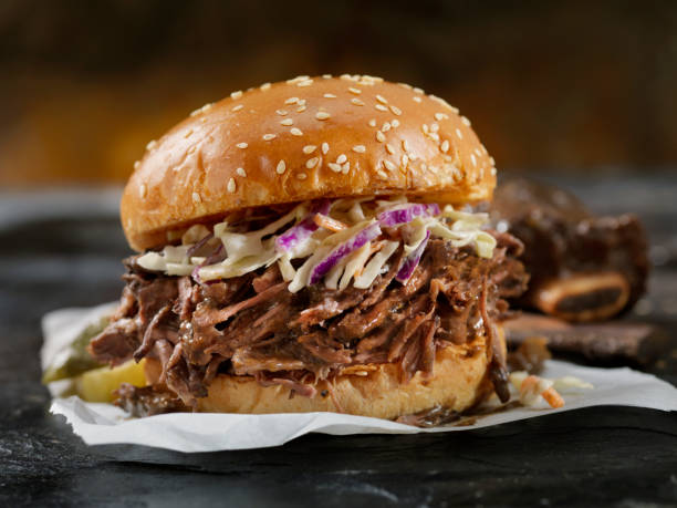 braised beef short rib sandwich with coleslaw on a brioche bun - sandwich imagens e fotografias de stock