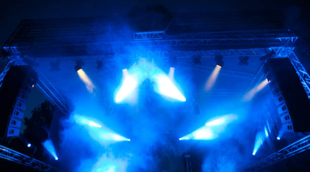 luces del escenario en el concierto - stage light flash fotografías e imágenes de stock
