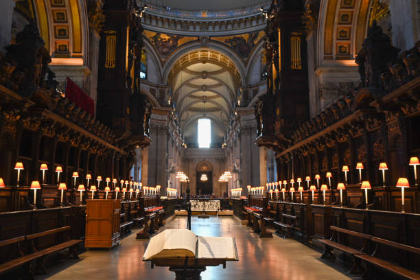 la vista de los sacerdotes desde dentro de st pauls - cathedral church indoors inside of fotografías e imágenes de stock