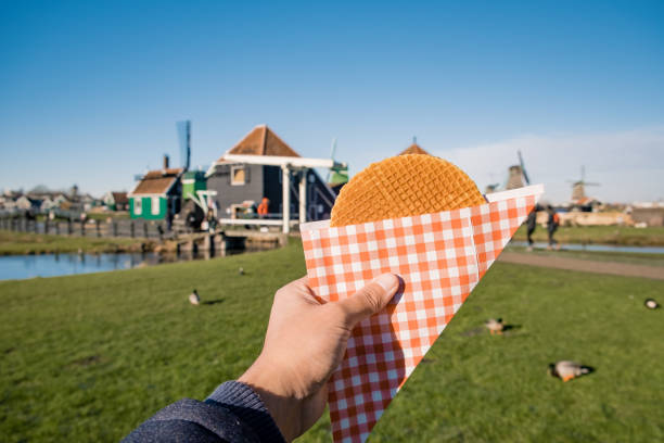 stroopwafel a zaanse schans - cibo tipico olandese - due pezzi circolari di waffle pieni di sciroppo simile al caramello - amsterdam traditional culture netherlands wood foto e immagini stock