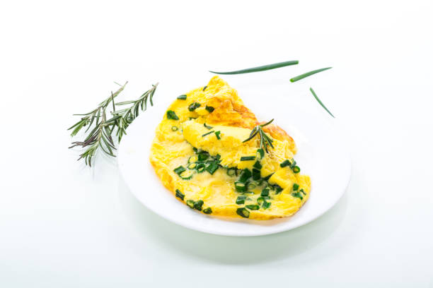 горячий жареный омлет с нарезанным зеленым луком в тарелке - fork plate isolated scrambled eggs стоковые фото и изображения