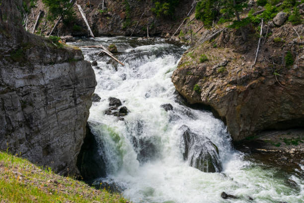 cascada en yellowstone - río firehole fotografías e imágenes de stock