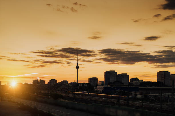 베를린의 tv 타워와 여름 일몰, ��독일 - berlin radio tower 뉴스 사진 이미지