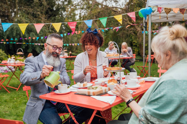 gartenparty - tea afternoon tea cake cup stock-fotos und bilder