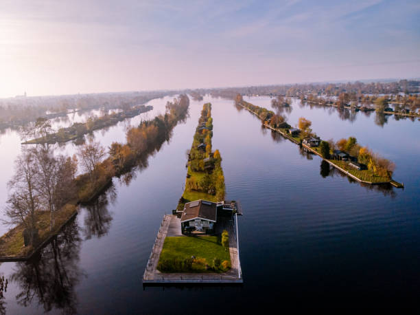 vue de drone vinkeveense plassen pays-bas, vinkeveen automne aérien ciel lumineux beau lac - autumn sky nobody lake photos et images de collection