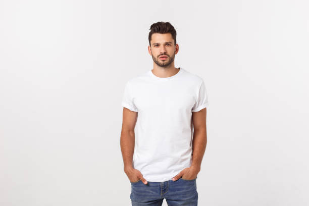 verticale du jeune homme souriant dans un t-shirt blanc isolé sur le fond blanc. - male beauty men fashion model male photos et images de collection