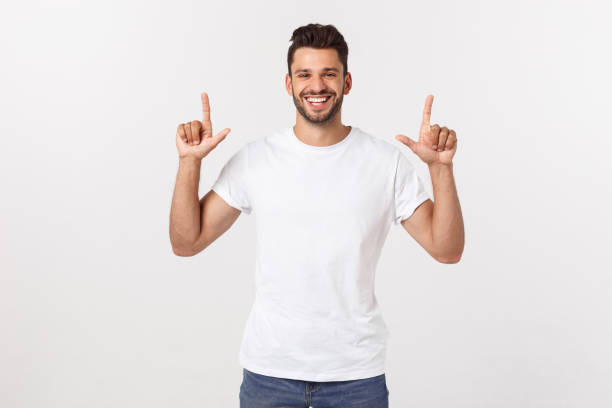 un apuesto hombre de negocios sonriente. aislado sobre fondo blanco. - hip expressing positivity full blue fotografías e imágenes de stock