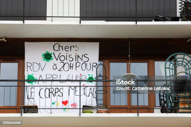 Photo libre de droit de Accrocher Une Feuille Sur Les Fenêtres Dun Balcon Dans Un Bâtiment Sur Lequel Est Indiqué Chers Voisins Réunion À 20 Heures Pour Applaudir La Profession Médicale Coronnavirus Covid19 Coronnavirus Covid19 Saintgervaislesbains Hautesav banque d'images et plus d'images libres de droit de Appartement