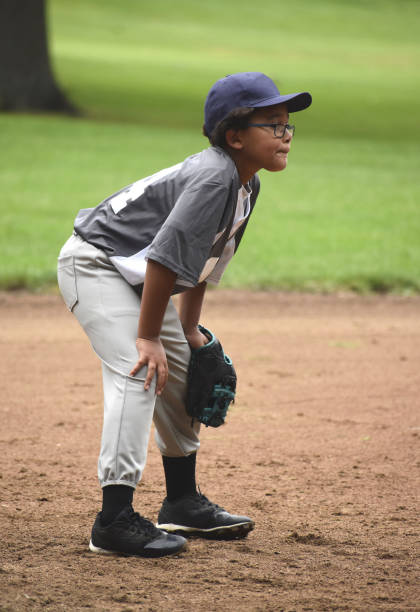 baseball: aspettando per seconda base - 2nd base foto e immagini stock