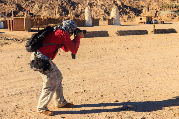 turista tirando fotos em vila de beduínos no deserto árabe, egito - beautiful horizontal arabia hurghada - fotografias e filmes do acervo