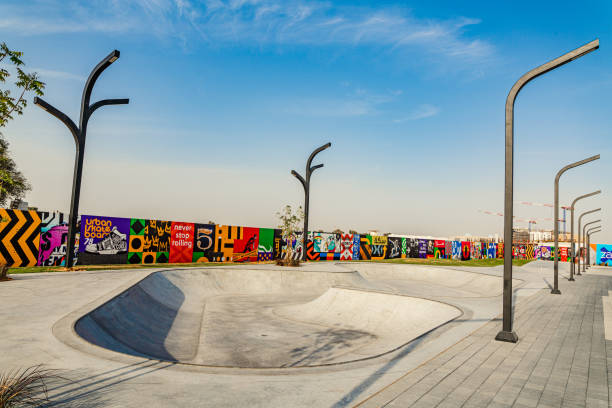 parque de skate no meio do deserto em sharjah emirados com paredes coloridas e postes de luz modernos - beach park - fotografias e filmes do acervo