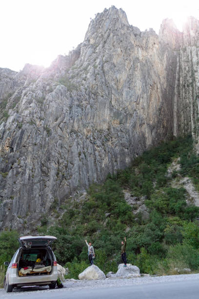 deux grimpeurs avec la fourgonnette dans potrero de chico au mexique sous le mur de roche, pointant vers le haut et se préparant pour l’escalade - mountain climbing rock climbing motivation awe photos et images de collection