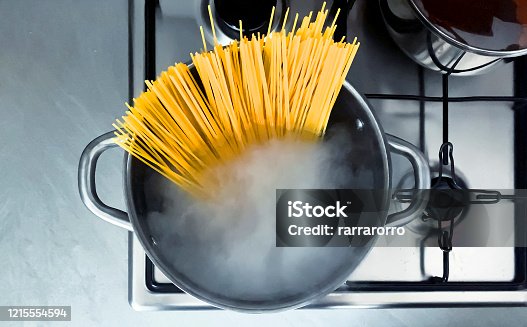 14.800+ Spaghetti In Pentola Foto stock, immagini e fotografie
