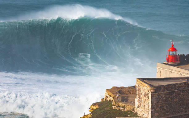 la plus grande vague du monde, nazare, portugal - sea water surf tide photos et images de collection