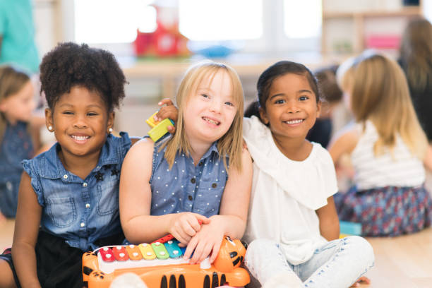 multi-ethnic gruppe von kindergarten kinder portrait stockfoto - multi ethnic group reading stock-fotos und bilder