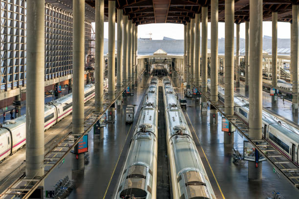 wiew de passageiros e trens em atocha, a principal estação ferroviária de madrid, espanha - 1824 - fotografias e filmes do acervo