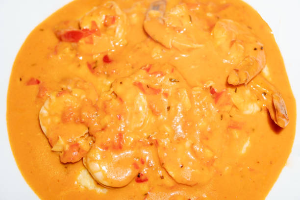 сливочные креветки и крупы в томатном соусе - grits prepared shrimp restaurant food стоковые фото и изображения